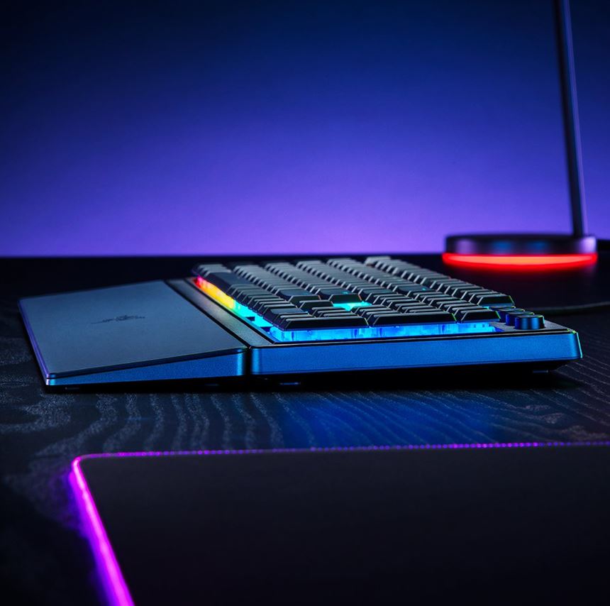 لوحة مفاتيح الألعاب السلكية Razer Ornata V3 ذات الإضاءة RGB منخفضة الارتفاع مع مفاتيح Mecha-Membrane